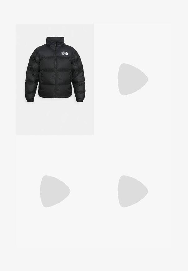 The North Face 1996 RETRO NUPTSE JACKET - Jakna ispunjena paperjem - black; Nike crna pamučna majica s klasičnim okruglim izrezom, kratkim rukavima i suptilnim, utisnutim logotipom na prsima. Glatka tekstura.; Svijetloplave traperice visokog struka s opuštenim krojem. Imaju prednje dugme, patentni zatvarač i dizajn s pet džepova. Blago izbljedilo tekstura tkanine.; Crne atletske cipele s teksturiranom tkaninom i gumene potplate, s elastičnim vezicama i plavim akcentom na peti. Nosene su s svijetlim trapericama.