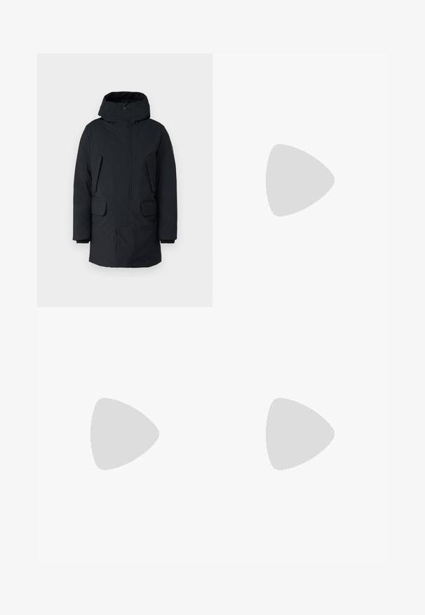 Svart parkas med huva, har en frontdragkedja, två sidofickor och ett slätt, vattenavvisande tyg. Klassisk, rak skärning.; Svart kortärmad T-shirt i en mjuk bomullsblandning, med rundad halsringning och en minimalistisk design utan mönster eller detaljer.; Svarta bomullsbyxor med rak passform, med knappstängning, bälteshällor och minimalistisk design. Slät textur, utan mönster.; Svart låg skor i läder med svarta snören och off-white sula, visas i sidoprofil på vit bakgrund.