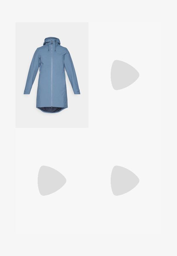 Giacca impermeabile azzurro chiaro con zip frontale, cappuccio regolabile, maniche lunghe e orlo curvo. Realizzata in tessuto liscio e leggero.; T-shirt in cotone nero con collo a giro e maniche corte. Logo bianco ben visibile sulla parte superiore sinistra. Tessuto liscio, vestibilità casual.; Pantaloni cargo in nylon nero con zip rimovibile, polsini regolabili, molteplici tasche e un logo sulla gamba destra. Tessuto liscio e leggero.; Scarpa atletica beige e crema con tomaia in mesh testurizzato, sovrapposizioni supportive e suola in gomma con un motivo a tasselli per la trazione.