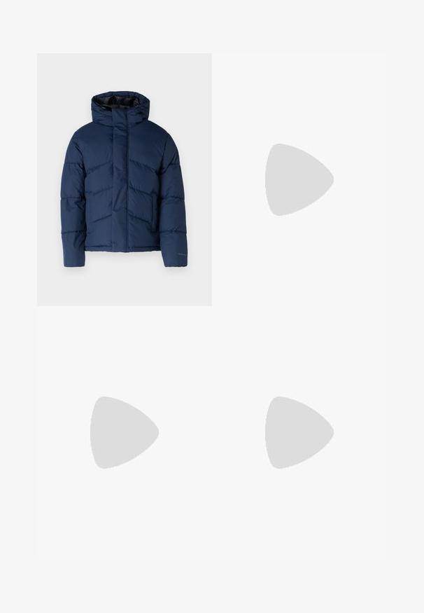 Jack & Jones JJWORLD  granatowy; Granatowa bawełniana koszulka z krótkim rękawem. Na piersi znajduje się małe, pomarańczowe haftowane logo. Klasyczny krój z okrągłym dekoltem.; Jasnoniebieskie dżinsy o luźnym kroju, średnim stanie i prostych nogawkach. Posiadają pięć kieszeni, szlufki na pasek oraz zapięcie na guzik.; Beżowe zamszowe sneakersy z okrągłym noskiem, sznurowanym przodem i teksturowanym akcentem na tyle. Biała gumowa podeszwa tworzy kontrast. Prosty i nowoczesny design.