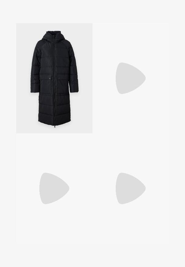JDY JDYELFI LONG PADDED JACKET  - Zimný kabát - black; Čierne bavlnené tričko s krátkymi rukávmi, s malým ružovým motýlikom na ľavej hrudi. Design s okrúhlym výstrihom a uvoľneným strihom.; Čierne plisované nohavice s elastickým pásom. Majú široké nohavice a hladkú, textúrovanú látku s vertikálnymi pruhmi.; Čierne lakované kožené sandálové podpätky s špicatou špičkou a geometrickým blokovým podpätkom. Disponujú elegantným, minimalistickým dizajnom a hladkým povrchom.