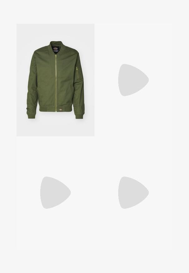 Veste bomber vert olive avec fermeture éclair à l'avant, poignets et ourlet côtelés. Présente une poche zippée sur la manche gauche et un écusson logo à la taille.; Trois débardeurs blancs côtelés en coton. Présentent un col rond et de petites étiquettes noires près de l'ourlet. Disponibles en plusieurs tailles.; Pantalons verts olive, taille haute avec un design à jambe droite. Fabriqués dans un tissu léger, avec des plis à l'avant et une fermeture à bouton.; Bottines Chelsea en cuir noir avec des panneaux élastiques texturés sur les côtés, une boucle de tirage jaune et une semelle durable à motif. L'arrière-plan présente un dégradé de jaune.