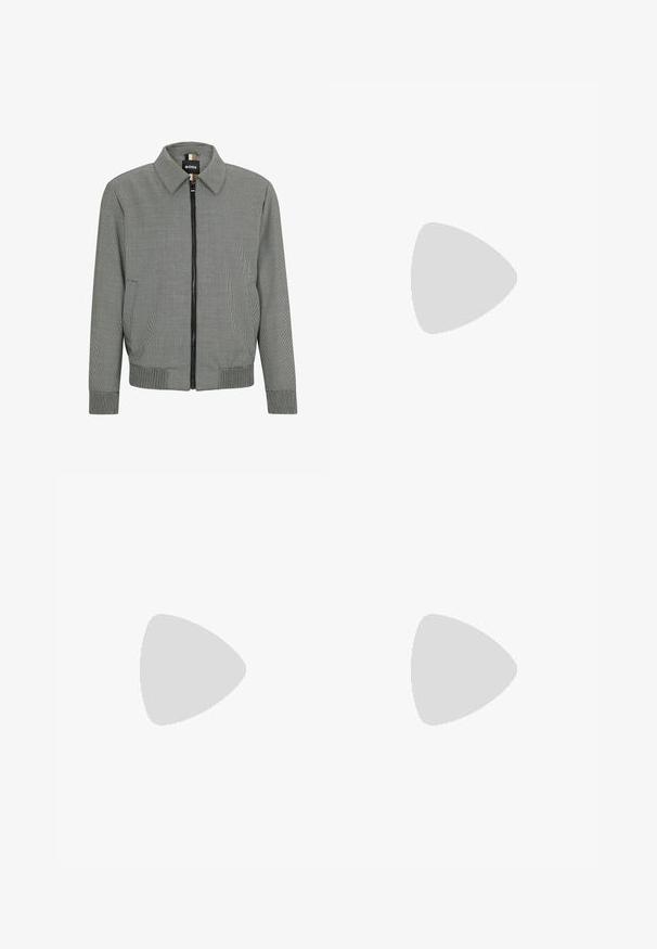 Jachetă bomber cu model houndstooth gri, cu guler, închidere frontală cu fermoar, buzunare laterale și manșete și tiv din material elastic.; Pulover negru cu guler înalt, realizat dintr-un material moale, cu mâneci lungi și o croială ajustată. Tiv și mansete cu margine ondulată. Design simplu.; Blugi din denim negri cu un design drept, având închidere cu nasture și fermoar, cinci buzunare și detalii subtile de cusătură.; Pantofii din piele neagră, cu șireturi, au vârful rotunjit, o textură netedă, cusături minime și un toc de cauciuc scăzut. Logo pe toc.