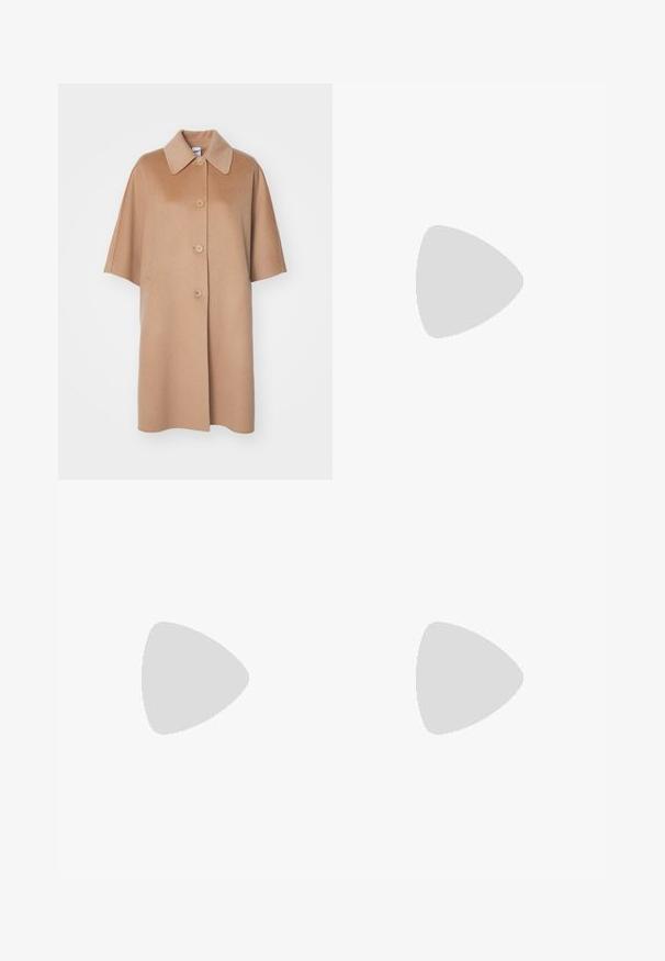 ASPESI Palton clasic - cammello/camel; Tricou negru cu mânecă scurtă și guler rotund, având un etichetă albă în interiorul gulerului, inscripționată cu "D.R.C. EST. 2002" pe un fundal alb.; Pantaloni bărbătești eleganți cu dungi subțiri de culoare gri închis, cu bucle pentru curea și croială dreaptă, așezați plat pe un fundal alb.; Cizme scurte din suede negre, cu un știft ajustat, vârful ascuțit și un toc mic, pătrat. Textură netedă și design minimalist, potrivite pentru un stil versatil.