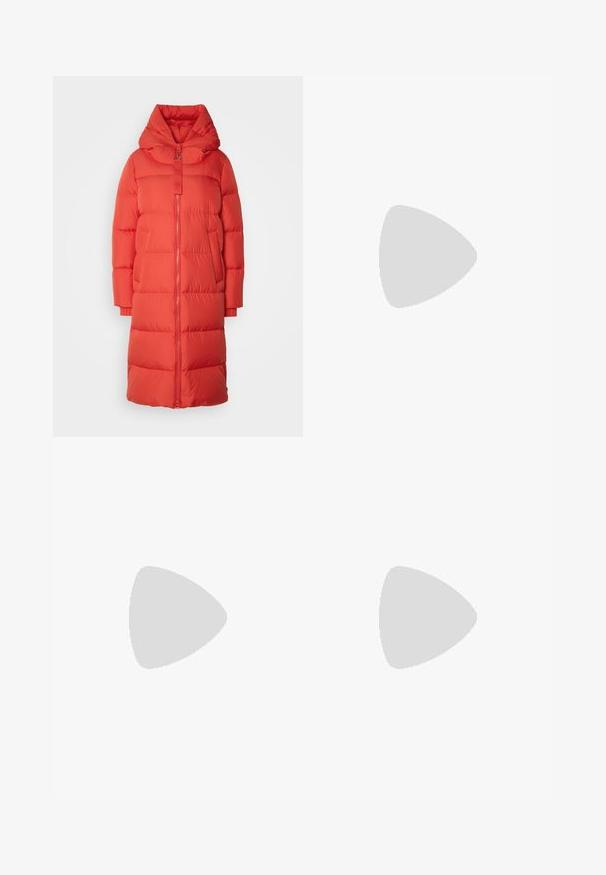 Marc O'Polo PUFFER COAT WITH HOOD SIDE SLITS WITH ZIPPER WELT POCKETS BACKPACK BELTS - Tollkabát - poppy red; Fekete pamut póló kerek nyakkal és rövid ujjal. Bal mellkason egy függőleges zsebbe varrt zseb található, és laza szabással rendelkezik.; Fekete nadrág egyenes szárú kialakítással, két első zsebbel és derékrésszel. Simának és könnyű anyagból készült.; Fekete nubuk térd fölé érő csizma, tömbsarokkal, hegyes orral és sima, varrat nélküli dizájnnal, világos háttérrel.