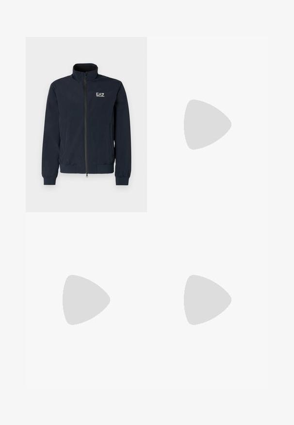 Chaqueta ligera azul marino con cierre de cremallera, cuello alto y puños elásticos. Presenta un logo blanco de EA7 en el lado izquierdo del pecho.; Camiseta gris de manga corta hecha de una tela suave y texturizada. Presenta un cuello redondo clásico y un dobladillo recto, adecuada para uso casual.; Pantalones cargo beige con cintura elástica, que cuentan con dos bolsillos laterales y un tejido suave y ligero. Textura arrugada.; Zapatillas blancas y negras con una parte superior de cuero suave, acentos texturizados y una suela blanca gruesa. Presenta un diseño clásico de cordones.