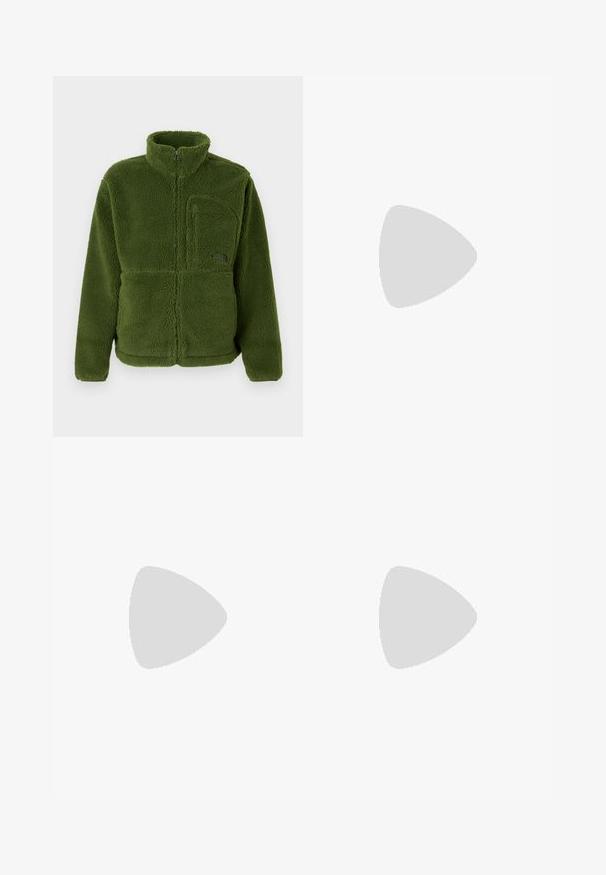 Casaco de fleece verde com fecho total, gola alta, bolso de peito com fecho, mangas longas e tecido suave e texturado.; Camisola polo branca feita de algodão, com um padrão repetido de cães azuis e um pequeno logotipo azul no peito. Mangas curtas e colarinho.; Calças casuais masculinas em verde-oliva com cintura elástica, cordão de ajuste, fecho de botão e bolsos laterais, exibidas planas sobre fundo branco.; Ténis em bege, creme e verde oliva, com materiais em camurça e couro, bico redondo, design minimalista e sola em borracha.