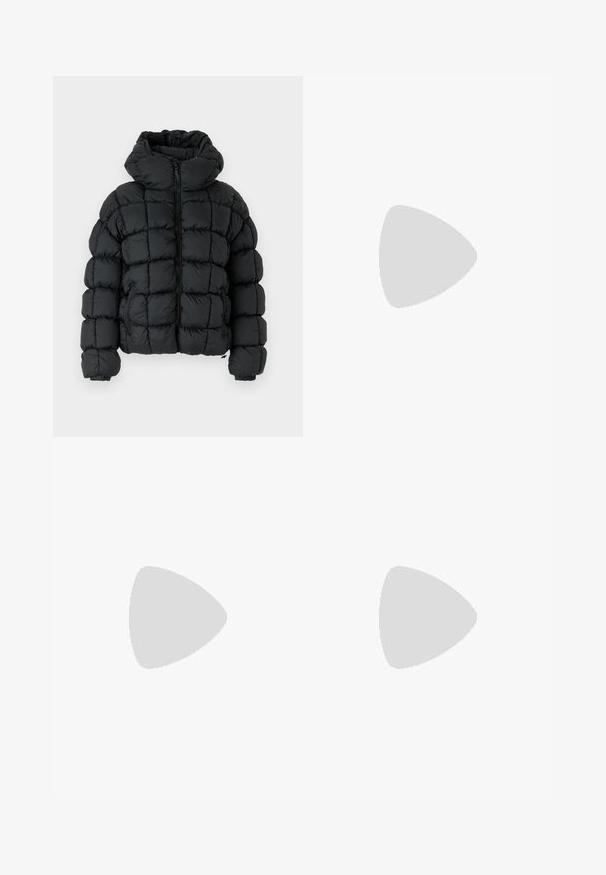 Svart pufferjakke med høy krage, med quilted seksjoner, glidelås foran og sidelommer. Glatt, blankt materiale med elastiske mansjetter.; Svart avkortet t-skjorte laget av bomull, med korte ermer, rund hals og en liten hvit logo på venstre bryst.; Bredde ben denim jeans laget av middels tung blå bomullsstoff. Har klassisk fem-lommer design og glidelås med knappelukking.; Hvite lær sneakers med beige semsket detaljer, perforert tåboks, flate lisser og en teksturert kremfarget såle. Har subtil branding på hælen.