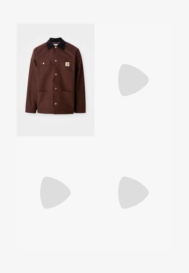 Brun bomuldsjakke med en sort fløjlskrave, gyldne knapper, to brystlommer og et firkantet logo-patch på venstre lomme.; Hvid bomulds t-shirt med korte ærmer, rund halsudskæring, og et lille grafisk motiv med teksten “LA VILLE LUMIÈRE” i sort og rød på den øverste del af ryggen.; Lysegrå, løstsiddende jeans lavet af denim. Har et klassisk fem-lomme design, bæltestropper og en lige ben silhuet.; Hvide atletiske sko med en tekstureret strikket overdel, flade snørebånd og en polstret sål med synlige luftkamre for ekstra støtte.