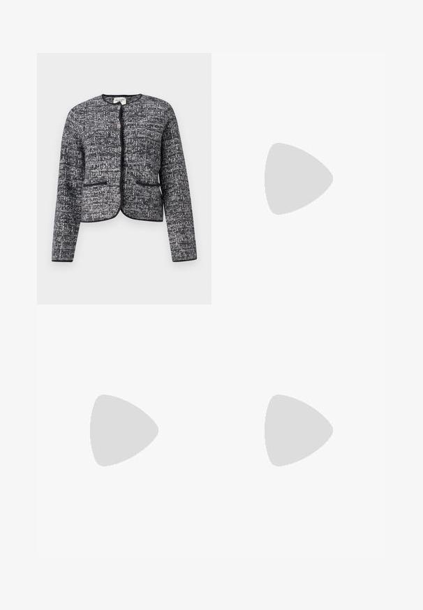 Veste texturée grise et noire avec un col rond, cinq boutons métalliques et deux poches avant, finie avec des bords noirs.; Top noir à manches courtes en tissu extensible, dotée d'une coupe ajustée avec des détails froncés sur les côtés. Texture lisse, forme classique.; Pantalon noir avec une coupe droite, doté de poches avant et d'éclairs sur l'ourlet. Fabriqué en tissu doux et lisse. Convient à diverses occasions.; Sandales à talons vernies noires avec un bout carré, des sangles autour de la cheville et des boucles en argent. Dotées d'un talon bloc épais pour plus de stabilité.