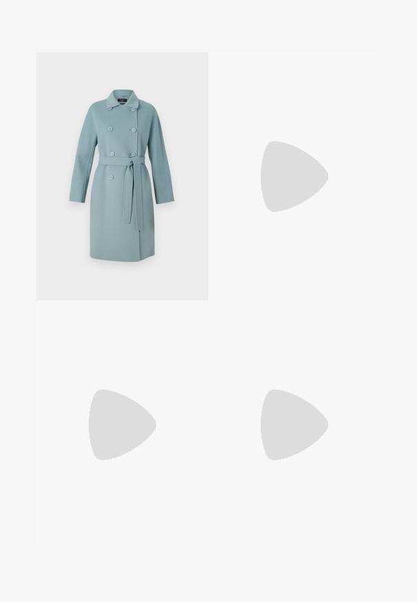 WEEKEND MaxMara AVENUE - Klasični plašč - pastel green; Bela kratka pletena majica s kratkimi rokavi in okroglim izrezom, ki ima gladko teksturo in subtilne rebrovane detajle na rokavih in robu.; Črne prilagojene hlače s ravnim širokim krojem, ki imajo gladko teksturo in gladko sprednjo stran z zankami za pas.; Črne lakirane usnjene čevlje na blok petah s zaobljenim nosom in gladko teksturo, ki imajo oblazinjen vložek in nizko krojen vamp.