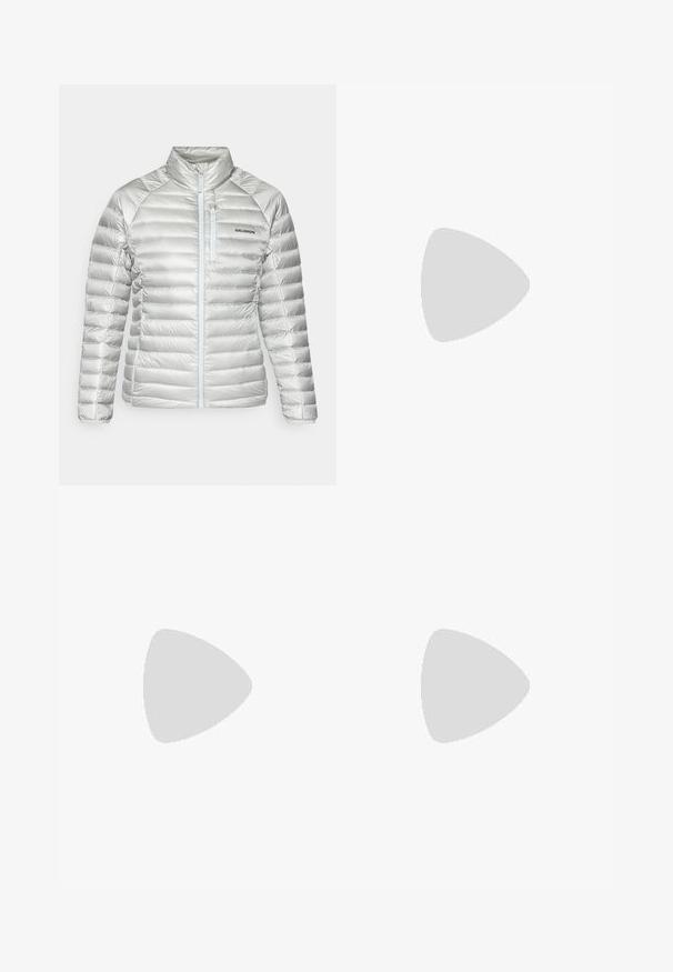 Ezüst pufferek jacket vízszintes steppeléssel, magas gallérral, elülső cipzárral és cipzáras mellzsebbel. Bal oldalán logó található.; Rövid ujjú, szürke póló sima anyagból. Kerek nyakrésze van, és egy kis logó van nyomtatva a mellen.; Fekete sportnadrág karcsúsított fazonnal, rugalmas derékrésszel és cipzáras oldalzsebbel. Simító, elasztikus anyag minimális varrásokkal.; Sötétszürke túracipők hálós és velúr felsőrésszel, fűzős kialakítással, párnázott talppal és strapabíró külső talppal, amely tapadási mintával rendelkezik.