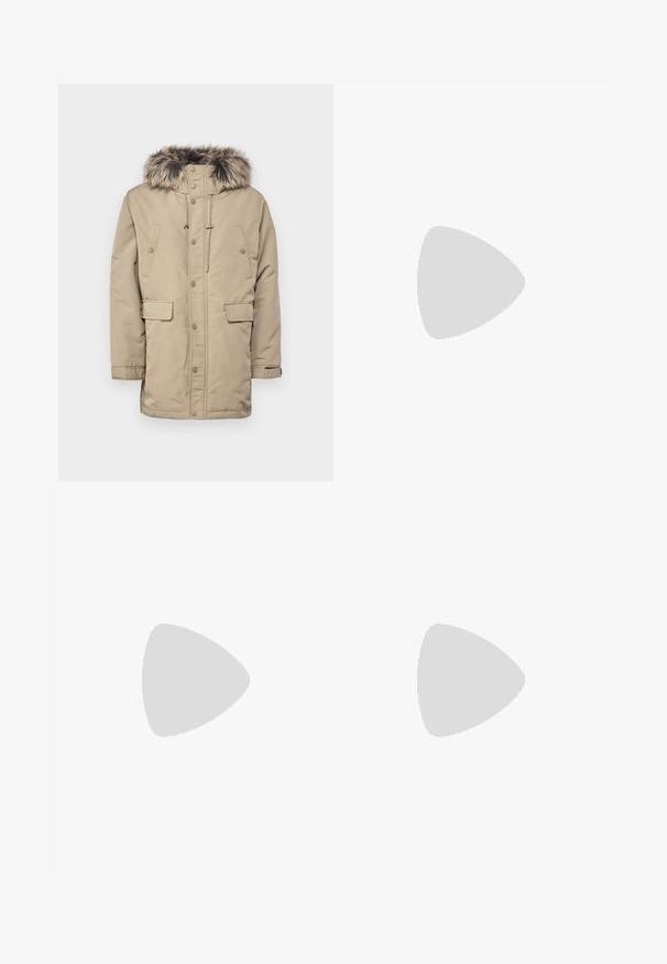 Giacca parka beige con cappuccio foderato in pelliccia, chiusura a bottoni a scatto, due tasche sul petto e cordoncino regolabile al collo.; T-shirt in cotone crema chiaro con maniche corte. Presenta una piccola grafica blu e rossa di un marlin e il testo "MARLIN TROPHY".; Pier One Chino - black; Persona che indossa sneakers bianche testurizzate a bassa altezza e pantaloni larghi marroni, in piedi su un pavimento in legno chiaro.