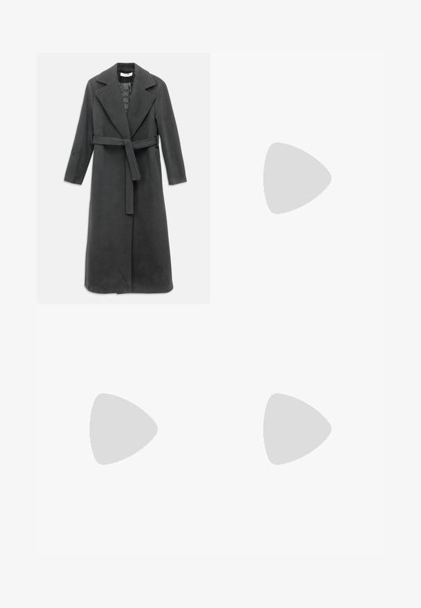 Manteau long gris charbon en tissu doux, doté d'un col cranté, d'une taille ceinturée et d'une fermeture à boutons à l'avant. Texture lisse, manches longues.; Robe tricotée noire à côtes, à manches longues, avec un col rond et une silhouette ajustée, s'étendant jusqu'à mi-mollet.; Bottes en cuir noir arrivant jusqu'aux genoux avec un bout pointu et un talon aiguille fin. Texture lisse avec un design ajusté et des coutures au bord supérieur.; Porte-monnaie en cuir noir avec texture froncée, cadre en métal argenté, fermeture à verrouillage kiss-lock et bandoulière en chaîne. Surface lisse et douce.