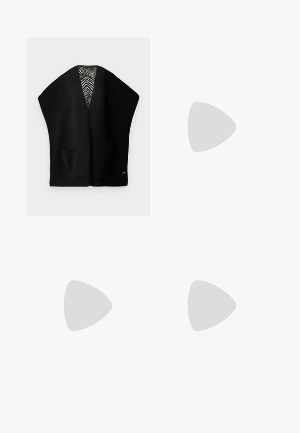 Cardigã preto em malha com um decote em V profundo, mangas largas, dois bolsos frontais e um padrão em zigzag em preto e branco contrastante no interior.; T-shirt de algodão preto com decote redondo, mangas curtas e um logótipo bordado no peito. Corte simples e descontraído, sem padrões.; Calças pretas de corte ajustado com um design de perna reta, apresentando uma textura lisa e pregas bem definidas na frente. Sem hardware visível.; Saltos slingback em couro preto com bico fino, apresentando um salto esguio e um detalhe em tom dourado na alça ajustável. Textura suave.