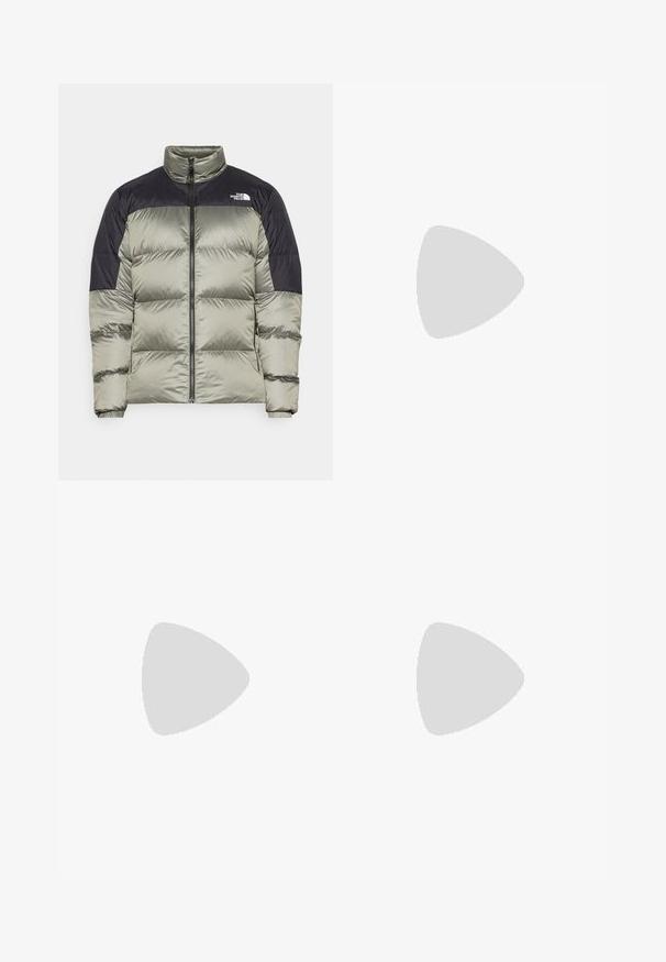 Casaco acolchoado em verde oliva e preto, com fecho de correr, gola alta e seções acolchoadas para isolamento. Logótipo no peito.; T-shirt preto de manga curta feito de um tecido leve. Apresenta um pequeno logo branco ao lado esquerdo do peito e detalhes subtis nos ombros.; Calças atléticas pretas feitas de tecido leve, com um cós ajustável por cordão, bolsos laterais e punhos afunilados nos tornozelos.; Sapatilha de trail running preta com um upper texturizado, sola de borracha e biqueira reforçada. Possui um colarinho acolchoado e uma alça para facilitar o calçar.