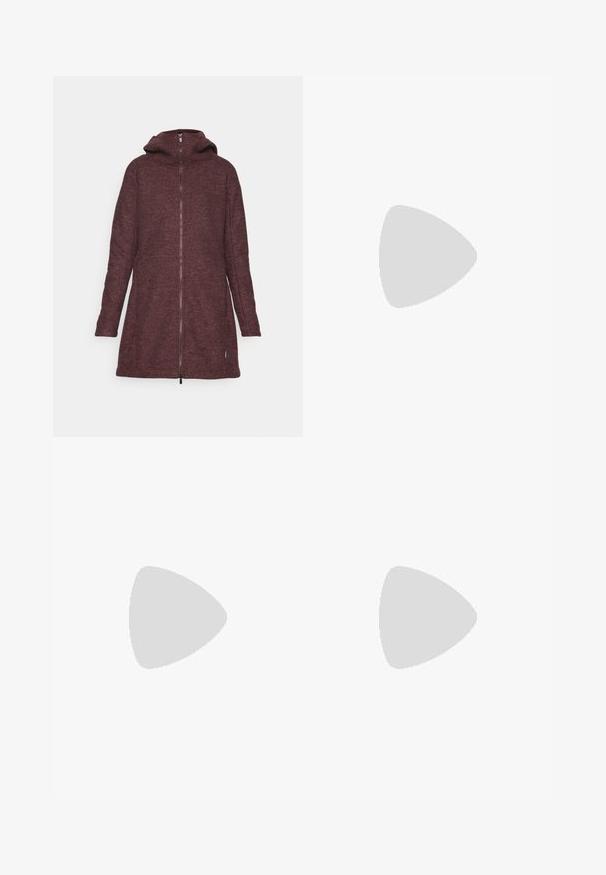 Vaude WOMEN'S TINSHAN COAT III - Jakna od flisa - dark oak; Crna kratka majica s kratkim rukavima u opuštenom kroju, izrađena od mekanog materijala, s okruglim izrezom i bez istaknutih uzoraka ili akcenata.; Bijele široke hlače izrađene od pamuka s glatkom teksturom. Imaju prednji gumb, patentni zatvarač i dizajn s četiri džepa.; Bijela kožna visoko potpetica s oštrim vrhom, remenom oko članaka i tankom stiletto potpeticom. Glatka tekstura s blagim sjajnim završetkom.