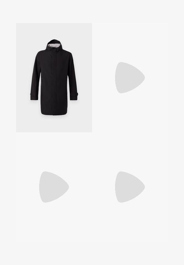 Zwarte waterdichte jas met hoge kraag, lange mouwen en een rechte snit. Beschikt over een rits aan de voorkant en zijzakken. Het interieur heeft een gestreepte voering.; Zwarte katoenen T-shirt met een diagonale roze "calvin klein" logo-print op de voorkant. Korte mouwen en een ronde halslijn.; Zwarte katoenen broek met een recht design, voorzien van een knoopsluiting en riemlussen. Gladde textuur en minimalistische stijl zonder zichtbare patronen.; Zwarte sport sneakers met een leren bovenwerk, perforaties, suède accenten en een witte rubberen zool. Klassiek vetersluiting ontwerp.