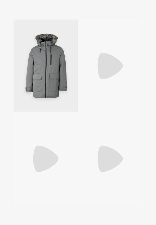 Grijze gewatteerde parka met een capuchon van nepbont, met een ritssluiting aan de voorkant, twee grote voortassen en een ritstas op de borst.; Jong persoon met gevlochten haar, gekleed in een lichtgrijs Nike T-shirt en zwarte Nike shorts tegen een effen witte achtergrond.; Beige cargobroek van lichtgewicht katoenen materiaal. Kenmerkend zijn de elastische boorden, meerdere zijzakken en een knoopsluiting.; Witte leren sneakers met perforaties, ronde neus, vlakke zool en dikke veters, met een zichtbare swoosh-logo en "AIR" op de hiel.