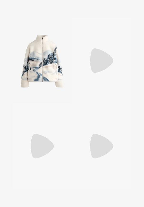 Fleecejacke mit hohem Kragen in der Farbe Creme, ausgestattet mit einem Landschaftsdesign in Blau und Grau, das Bäume und einen gewundenen Weg zeigt. Mit Reißverschlusstaschen.; Weißes Baumwoll-Top mit Rundhalsausschnitt, ohne Ärmel und figurbetontem Schnitt. Glatte Textur, schlichtes Design und minimale Nähdetails.; Schwarze Yogahosen mit hohem Bund, aus dehnbarem Material. Besitzt ein ausgestelltes Design und ein kleines Nike-Logo am Bund.; Schwarze Leder-Loefer mit klobigem Absatz, dicker Sohle und einem Riemen über der Oberseite, seitlich auf einem weißen Hintergrund gezeigt.