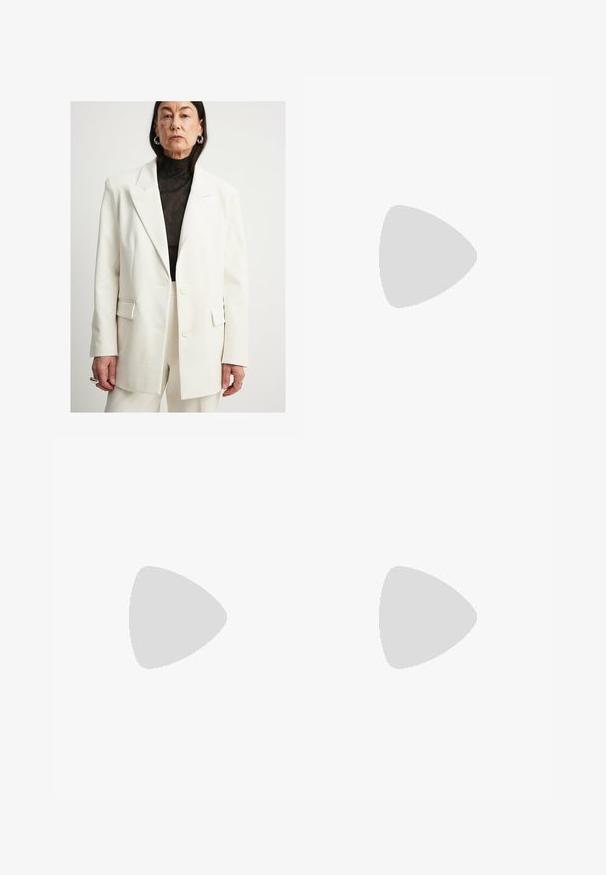 Hvid oversized blazer med klapslag, to knapper og to frontlommer, lagdelt over en sort tekstureret top. Minimalistisk design.; Hvid kortærmet t-shirt lavet af bomuld. Har en rund halsudskæring og en afslappet pasform. Glat tekstur uden synlige mønstre eller detaljer.; Hvide brede bukser lavet af letvægtsstof, med elastisk talje, snøre og sidelommer uden synlige mønstre.; Stradivarius Sneakers - white