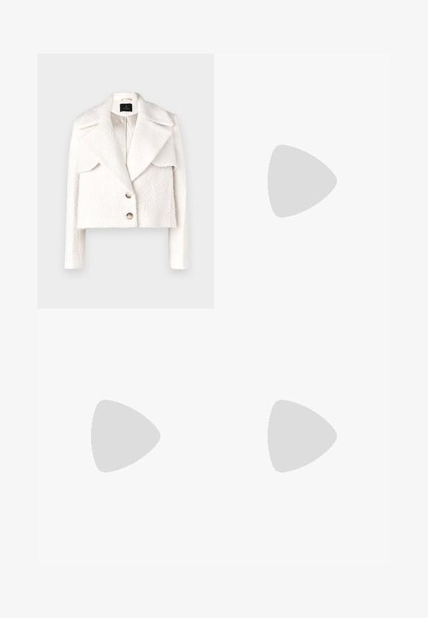 Bruuns Bazaar GAZANIABBNOVIS JACKET - Jachetă de iarnă - white cream; Rochie roșie, fără bretele, tip bodycon, cu material pliat pentru o textură cutată, lungime mare și o siluetă elegantă.; Pantof cu vârf ascuțit din material bej cu un model geometric, având un toc mic și o siluetă elegantă. Textură netedă și accente minime.; Cercei din aur cu un finisaj lustruit, având un design circular gros și un mecanism de închidere sigur. Textură netedă și aspect strălucitor.