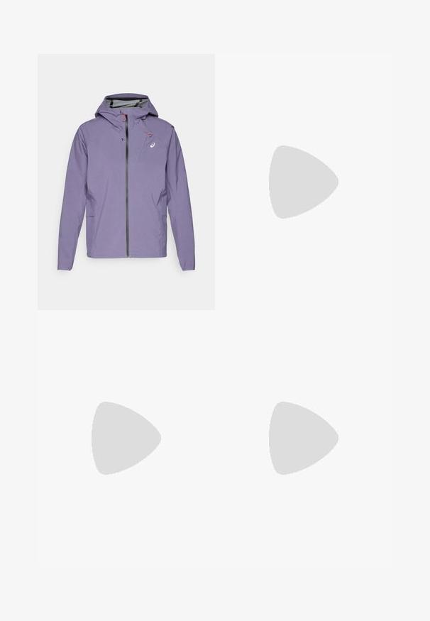 Paarse lichtgewicht jas met capuchon, voorrits en zijzakken. Bevat rode accenten en een logo op de borst. Gladde textuur.; Korte mouwen sport t-shirt, donkergrijs met geperforeerde textuur. Bevat een wit logo en contrasterende zijstrepen. Ronde halslijn.; Zwarte sportkorte broek met een hoge tailleband, gemaakt van rekbare stof. Voorzien van witte zijstrepen en flatlocknaden voor comfort.; Zwarte hardloopschoen met een mesh bovenzijde, drie zilveren strepen, witte middenzool en een gestructureerde loopzool. Heeft een gevoerde kraag en een vetersluiting.