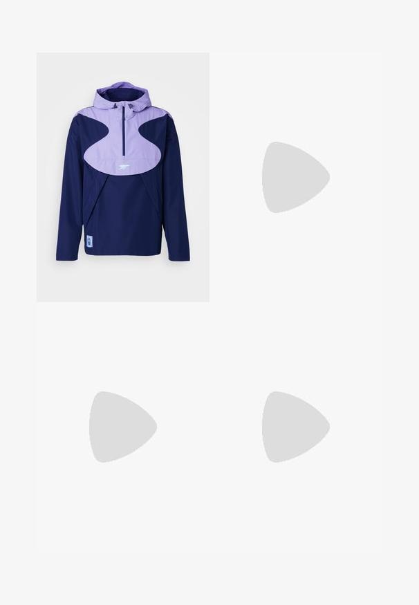 adidas Performance ARSENAL LONDON granatowy; Czarna bawełniana koszulka z krótkim rękawem o okrągłym dekolcie, z subtelnym akcentem logo na klatce piersiowej i luźnym krojem.; Czarne, casualowe spodnie z elastycznym pasem, posiadające boczne kieszenie, elastyczne mankiety przy kostkach oraz małe logo na prawej udzie.; Jasnoszary but sportowy z teksturowaną siateczką, z refleksyjnymi akcentami, wyraźnym bieżnikiem i kolorowymi sznurówkami. Posiada wspierającą konstrukcję.