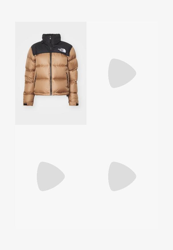 Chaquetón de plumas con cuerpo marrón y parte superior negra, que presenta un cierre con cremallera en el frente, cuello alto y un logotipo en el pecho; tejido liso, textura acolchada.; Top de tirantes blanco con textura acanalada, cuello redondo y diseño sin mangas, con un dobladillo recto y una textura suave y elástica.; Jeans de mezclilla de pierna ancha en azul claro, con una cintura de altura media, cinco bolsillos y un cierre de botón con un acabado metálico delgado.; Zapatillas Nike blancas y plateadas con tejido de malla, detalles reflectantes y una suela beige. Llevadas con calcetines negros, de pie sobre una superficie azul.