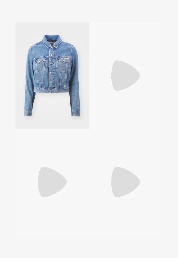Chaqueta de mezclilla recortada en azul claro. Presenta un cuello puntiagudo, mangas largas, cierre de botones, dos bolsillos en el pecho y botones de metal.; Sudadera negra con bolsillo canguro, capucha con cordón y audaz logotipo en blanco "CK" con el texto "Calvin Klein Jeans" debajo. Material suave.; Vaqueros de mezclilla azul claro con cintura alta, corte ajustado y largo hasta el tobillo. Presenta bolsillos delanteros, trabillas para el cinturón y cierre de botón metálico.; Zapatillas blancas de plataforma con parte superior sintética lisa, cordones tonales y un logotipo negro. La suela de goma elevada presenta estrías horizontales para mayor tracción.