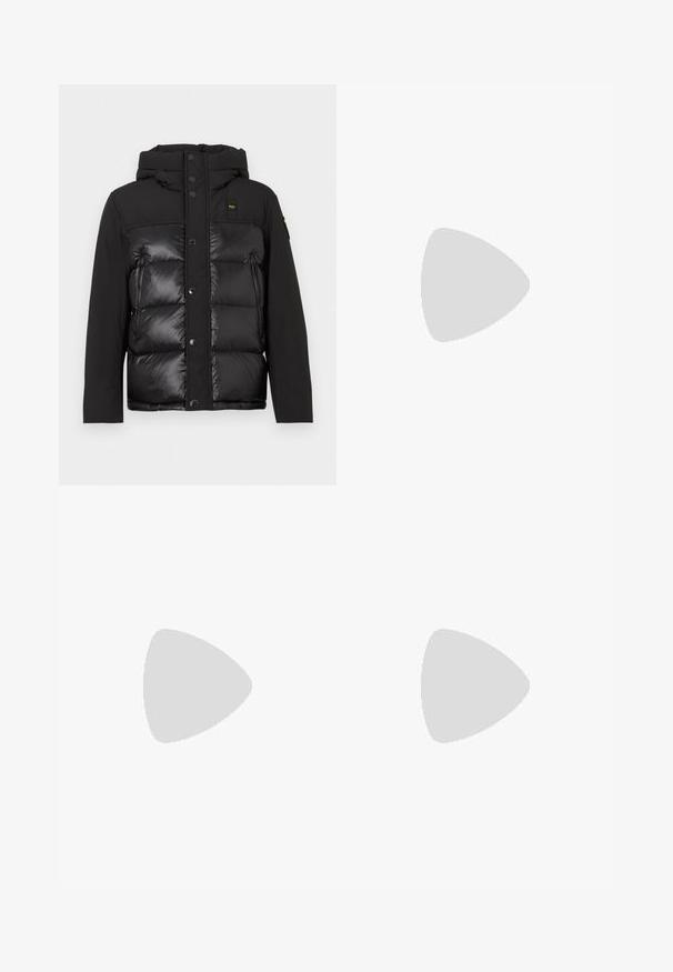 Chaqueta de plumas negra con capucha, botones de presión en el frente y una mezcla de texturas mate y brillantes. Incluye un bolsillo lateral con cremallera y parche con el logo.; Camisa de algodón blanca de manga larga con cuello redondo, aberturas laterales en la parte inferior y una textura suave, exhibida desde la parte de atrás.; Jeans de mezclilla azul claro con un diseño de pierna recta, cinco bolsillos, cierre de botón, ligeramente desgastados y detalles de costura en contraste.; Zapatilla blanca con parte superior de cuero liso y perfil bajo. Presenta una puntera redondeada, seis ojales y una suela de goma texturizada.