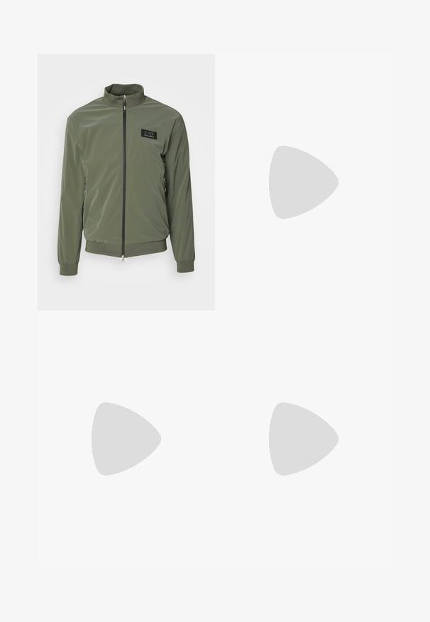 EA7 Emporio Armani JACKET - Bomberjacka - verde scuro; Vit långärmad t-shirt i mjuk bomull, har en rund halsringning och diskreta sömmar över bröstet och axlarna.; Olivgröna vida byxor i bomull. Har bälteshällor, framknäppning med knapp och sidfickor. Slät yta.; Vita lädersneakers med perforeringar, rund tå, platt sula och tjocka snörning, med en synlig swoosh-logga och "AIR" på hälen.; Svart korsväska med ett blixtlåstaget huvudfack, framsida ficka, justerbar rem och en synlig logotyp på klaffen.