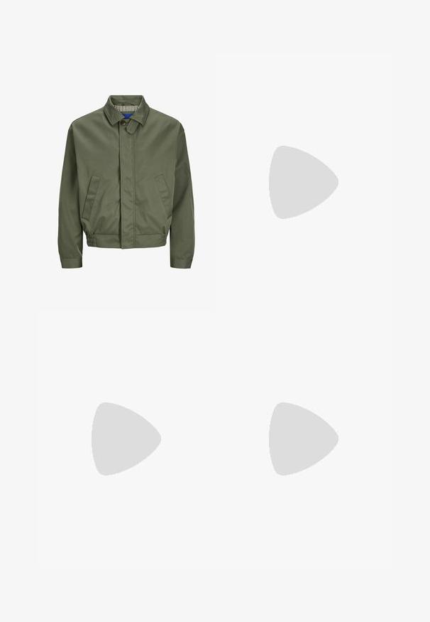 Giubbotto bomber verde oliva con colletto, chiusura frontale con bottoni, due tasche laterali e polsini elasticizzati all'orlo. L'interno ha un motivo a quadretti.; T-shirt nero a maniche corte con sottili righe orizzontali bianche. Realizzato in tessuto morbido con scollatura rotonda e vestibilità comoda.; Pier One Chino - black; Scarpa nera in pelle con inserto scivolare, superiore liscio, dettagli cuciti, punta arrotondata e tacco in gomma basso. La suola presenta un battistrada minimale.