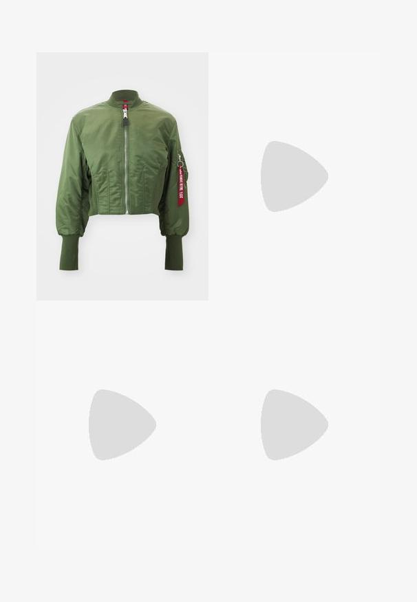 Beskaaret bomberjakke i olivengrøn, lavet af glat nylon, med frontlynlås, ribstrikket krave og et accentræd mærke på ærmet.; Grå turtleneck sweater lavet af blødt strikmateriale med ribbede manchetter og kant. Har en afslappet pasform og en struktureret halsudskæring.; Hvid skjorte med knapper lavet af glat bomuld med en klassisk krave, der har en lige søm og beige knapper langs forsiden.; Bredde grå denim jeans med snøre i taljen og forlommer. Stoffet har en let struktur og en falmet overflade.; Mørkeblå sportsko med ruskind og mesh-materialer, udstyret med gummisål, snørebåndsdesign og en gylden logoaccent.; Sorte ovale solbriller med mørke linser og blank plastramme. Har et guldlogo på stykket, hvilket giver et slankt og moderne design.; Sort tote taske lavet af stof, med et fremtrædende prægede logo i et cirkulært design. Glat tekstur med kontrasterende læderdetaljer.