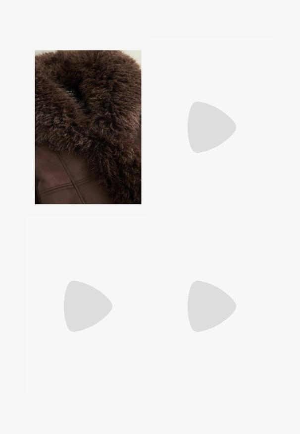 Collare in pelliccia sintetica marrone su una giacca marrone scuro, con texture morbida, linee pulite e finitura in tessuto liscia. Etichetta visibile all'interno.; Maglione a maglia con motivo argyle marrone e beige, maniche lunghe e polsini a coste, su uno sfondo bianco.; Pantaloni corti larghi di lunghezza al ginocchio in finta pelle marrone con tasche frontali e passanti per la cintura, distesi su uno sfondo bianco.; Scarpa da barca in pelle marrone con suola in gomma marrone robusta, occhielli dorati e cuciture a contrasto. Presenta un logo sul lato.
