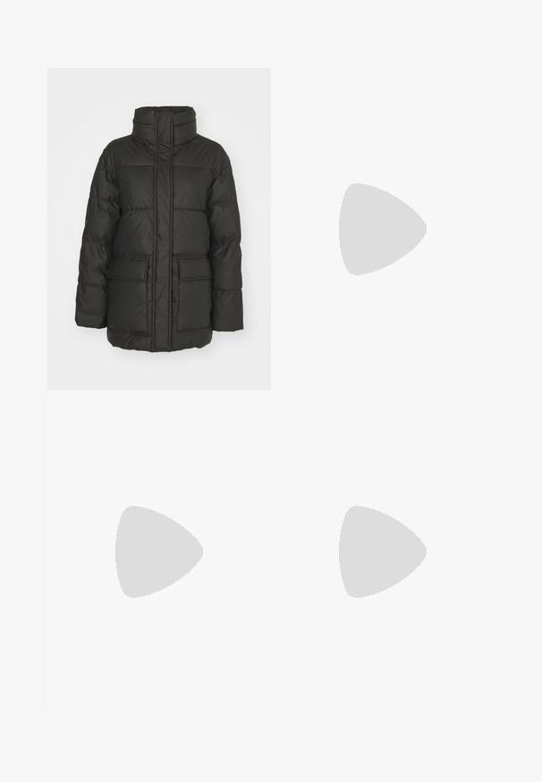 Tamnozeleni puf jakna s visokim ovratnikom, vertikalnim šavovima, dva prednja džepa i kviltanim uzorkom. Lagani i izolirani dizajn.; Bijela rebrasta dugosveđa majica s okruglim izrezom. Izrađena od rastezljivog materijala koji se prilagođava tijelu. Sadrži suptilne horizontalne linije.; Crne široke hlače s bijelim vertikalnim prugama, s elastičnim pojasom za udobnost i glatkom, mekom teksturom.; Cipele s blok potpeticom od kože, s sjajnom tamnocrvenom završnom obradom, opremljene remenom s kopčom i dizajnom s okruglim nosom. Teksturirani đon za prianjanje.