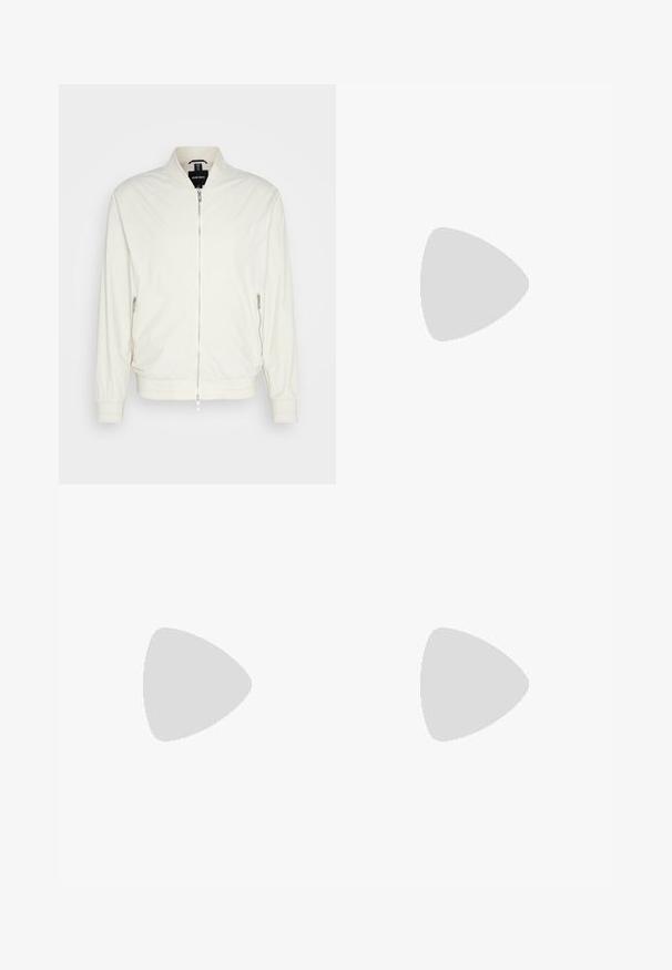 Giacca bomber beige chiaro in tessuto texturizzato, caratterizzata da un colletto alzato, chiusura frontale a zip e tasche laterali con zip. Polsini e orlo a costine.; T-shirt nero a maniche corte con sottili righe orizzontali bianche. Realizzato in tessuto morbido con scollatura rotonda e vestibilità comoda.; Jeans in denim nero con un design a gamba dritta, cinque tasche, chiusura a bottoni e una leggera trama sfumata. Presenta dettagli di cucitura lungo le cuciture.; Sneakers bianchi con suola in gomma, dettagli perforati sui lati, abbinate a jeans di denim blu chiaro e lunghi, su un pavimento in legno.
