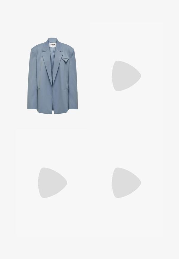 ONLY JOSHA LS EXTRA CC TLR - Krátký kabát - windward blue; Dvě dlouhé rolákové topy, jeden bílý a jeden černý, vyrobené z hladkého, elastického materiálu, oba s přiléhavým střihem a vysokými límci.; Černé, vysoké kalhoty s širokým střihem vyrobené z hladkého materiálu, s plochým předním dílem, zapínáním na knoflík a bez viditelných kapes.; Černé kotníkové boty vyrobené z hladkého semiše, s špičatou špičkou a vysokým jehlovým podpatkem. Elegantní, minimalistický design bez ozdob.; Sluneční brýle s hnědým nádechem, želvovinovým rámem, obdélníkovými skly a štíhlými stranami s oranžovým akcentovým vzorem.; Hnědá semišová kabelka se zlatým čtvercovým zapínáním, horním uchopem a řetízkovým popruhem. Vyznačuje se obdélníkovým tvarem a zaoblenými okraji.