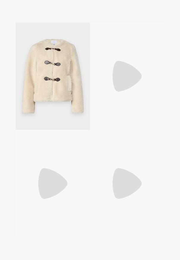 Giacca in pelliccia sintetica color crema con colletto rotondo, chiusura a bottoni a pressione e tasche laterali. Texture morbida con un aspetto soffice.; T-shirt nera in cotone con maniche corte sopra un sotto manica lunga bianca, caratterizzata da una sottile texture. Design con scollo rotondo.; Pantaloni neri a plissé con vita elasticizzata. Presentano gamba ampia e un tessuto liscio e texture con strisce verticali.; Stivaletto in pelle nera con tacco a blocco alto, texture liscia e fascia superiore aderente. Presenta un design senza cuciture senza fissaggi visibili.