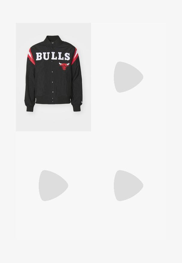 New Era NBA CHICAGO BULLS PANEL BOMBER - Klubu apģērbs - black/red; Melna kokvilnas T-kreklu, pārāk liela izmēra dizains, īsas piedurknes, ar dzeltenu izšuvumu logo kreisajā krūtī. Gluda tekstūra, ikdienišķs stils.; Melni plati bikses no mīksta auduma, ar priekšējiem kabatām un pogu aizdari j ostā. Minimālistisks dizains bez redzamām rakstzīmēm.; Gai pelēki sporta apavi, izgatavoti no zamšādas, ar gludu virsmu, apaļu purngalu, minimālistisku dizainu, saitēm priekšā un teksturētām sānu akcentiem.
