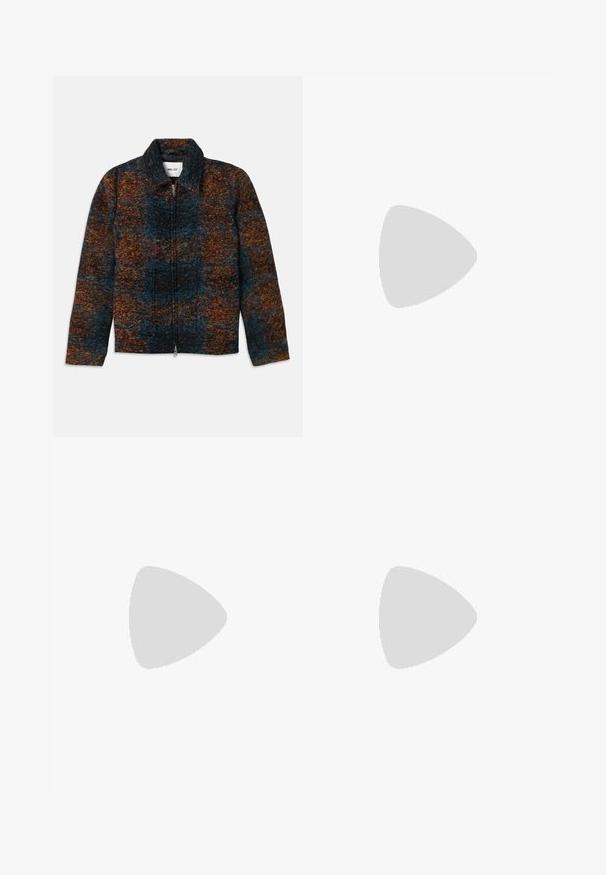 Wollmischung Jacke mit Kragen, ausgestattet mit einem mehrfarbigen Muster in Dunkelblau, Orange und Braun. Vorderer Reißverschluss und Seitentaschen.; Schwarzes, oversized T-Shirt mit kurzen Ärmeln und rundem Ausschnitt, mit sichtbarem Filippa K Markenlabel im Kragen.; Dunkelblaue Denim-Jeans mit geradem Bein-Design, ausgestattet mit fünf Taschen, einem Knopfverschluss und kontrastierenden Steppdetails.; Schwarze Wildleder-Sneaker mit einer weißen Gummisohle, die sich durch elegante Nähte und ein schnürbares Design auszeichnen. Glatte Textur mit einer modernen, stromlinienförmigen Form.