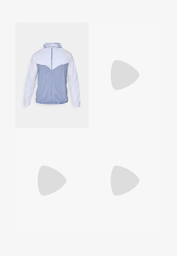 Giacca leggera con cappuccio e design a mezza zip. Presenta una combinazione di colori azzurri a due toni, texture liscia e polsini elasticizzati.; Maglietta da corsa Nike nera realizzata in materiale leggero e traspirante, con maniche corte e un piccolo logo bianco sul petto.; Pantaloni sportivi neri realizzati in tessuto liscio, con una vita elastica, gambe affusolate e un piccolo logo bianco sul lato sinistro.; Scarpa sportiva nera con tomaia testurizzata, logo Nike swoosh bianco e suola in gomma bianca. Presenta un design con lacci e una forma dinamica.
