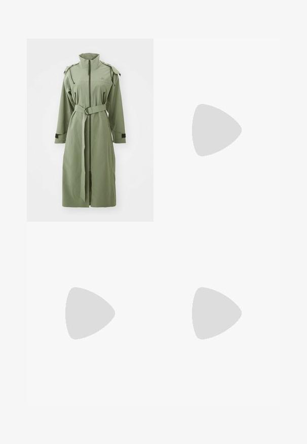Cappotto verde di lunghezza media realizzato in tessuto leggero, caratterizzato da un alto colletto, chiusura con zip, cintura e spalline.; Abito midi senza maniche di colore marrone scuro, con un corpino strutturato e una gonna a pieghe a scacchi, su sfondo bianco.; Stivali neri in pelle al ginocchio con una finitura leggermente texture. Presentano una punta affusolata, un tacco a blocco e un accento con logo nella parte superiore.; Sciarpa a maglia rosa pallido, morbida al tatto, con design a cerchio e estremità allungate, caratterizzata da un dettaglio annodato al centro.