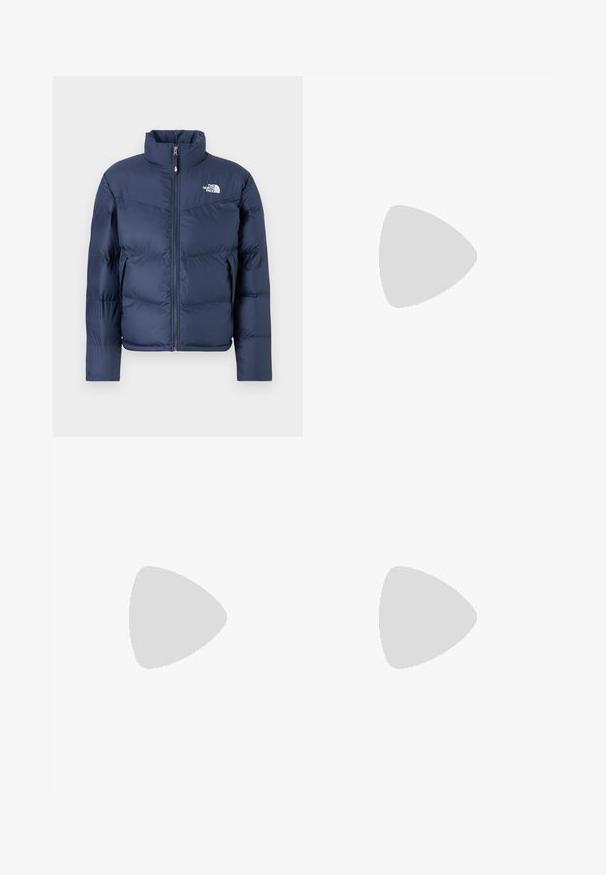 Casaco acolchoado azul-marinho com gola alta, fecho à frente e logótipo bordado no lado esquerdo do peito; apresenta textura acolchoada horizontal.; Camiseta branca de mangas curtas em tecido de algodão com decote redondo. Design simples, sem padrões ou detalhes. Textura suave.; Jeans de denim azul claro com cintura alta e corte relaxado, apresentando dois bolsos frontais, um bolso traseiro com etiqueta e fecho de botão.; Sapatilha atlética branca com parte superior em malha texturada, detalhes refletivos e sola acolchoada. Logótipo da marca destacado na lateral.