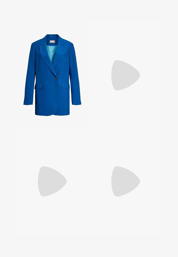 JJXX JXMARY NOOS WVN - Žakete - blue iolite; Melnā turtlenecka garām piedurknēm augšdaļa, izgatavota no ribotas auduma, ar pieguļošu piegriezumu, augstu kakla izgriezumu un bez rakstiem vai akcentiem.; Tumši zili džinsi ar taisna kāju dizainu, ar priekšējiem kabatām, kontrastējošu šuvju un nemanāmu izbalējušu struktūru uz kājām.; Melnas ādas loferes ar noapaļotu purngalu, viegli uzvelkamas un ar diskrētām dūrieniem augšdaļā. Vienkārša gumijas zole.