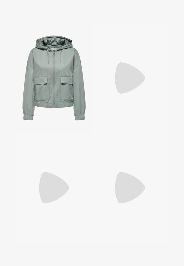 Hættejakke i lys grøn, med en frontlynlås, elastiske manchetter og kant, samt to store klaplommer foran. Glat tekstur.; Hvid langærmet turtle-neck top lavet af glat, strækbart stof. Har en høj krave og tætsiddende design, uden synlige mønstre eller udsmykninger.; Lyseblå vidde jeans lavet af denim, med høj talje, fem-lomme design og subtil falmning for et slidt look.; Hvide platform sneakers lavet af glat syntetisk materiale, med en afrundet tå, snørebåndsdesign og en struktureret gummisål. Sorte hæl akcent.