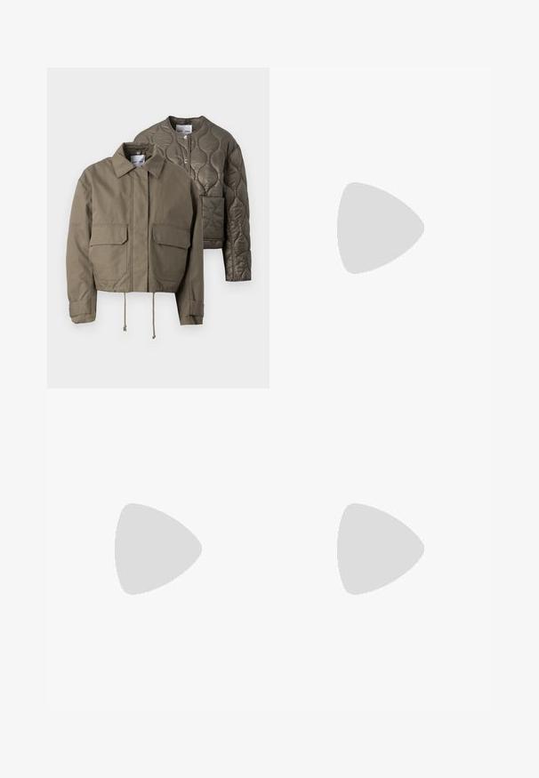 Due giacche in olive green: una è realizzata in un tessuto liscio con colletto a punta e due tasche frontali; l'altra è trapuntata con collo rotondo.; Maglietta in cotone nera con scollatura tonda, maniche corte e logo ricamato sul petto. Design semplice e vestibilità rilassata senza motivi.; Pantaloni neri su misura con un design a gamba dritta, caratterizzati da una texture liscia e pieghe ben definite sul davanti. Senza hardware visibile.; Stivale in pelle nera, alto fino al ginocchio, con punta affusolata, superficie liscia e tacco spesso. Presenta un dettaglio con zip sul retro.