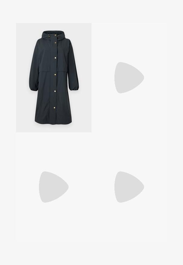 Pardesi de ploaie rezistent la apă, de culoare albastru închis, cu glugă, manșete elastice, închideri cu butoane aurii și un design relaxat, de lungime medie.; Tricou negru cu manșon scurt, fabricat din bumbac moale, având un guler rotund, o croială lejeră și o textură netedă. Fără modele sau grafice vizibile.; Jeans din denim albastru deschis cu talie înaltă, croială evazată, două buzunare laterale și un design pliat. Textură moale cu un finisaj decolorat.; Botine Chelsea din suede bej, cu panou elastic lateral negru, talpă groasă neagră și tab de prindere la gleznă.