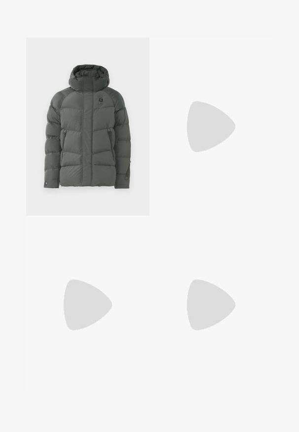 Chaqueta acolchada con capucha en gris oscuro, que cuenta con bolsillos laterales con cremallera, una textura suave y un tejido duradero con un acabado mate.; Camisa de algodón blanca de manga larga con cuello redondo, aberturas laterales en la parte inferior y una textura suave, exhibida desde la parte de atrás.; Jeans de mezclilla azul claro con un diseño de pierna recta, cinco bolsillos, cierre de botón, ligeramente desgastados y detalles de costura en contraste.; Zapatilla blanca con parte superior de cuero liso y perfil bajo. Presenta una puntera redondeada, seis ojales y una suela de goma texturizada.
