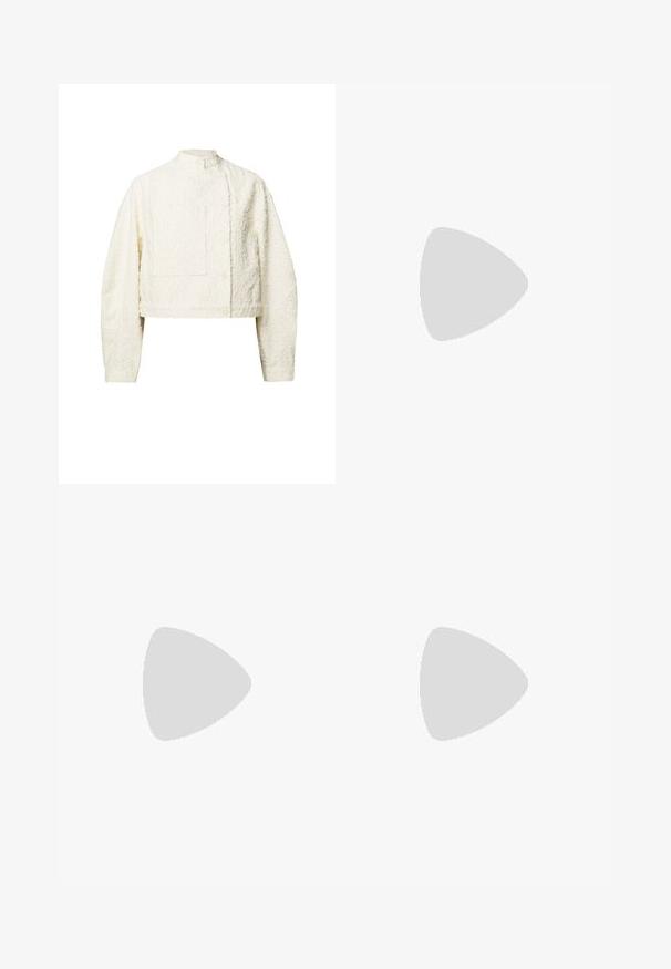 Henrik Vibskov MOON JACKET - Farmerdzseki - off white bird; Egyszálú fehér felső könnyű, drapált anyagból. Oldalán összegyűrt textúrával és sima, lágy vonalvezetéssel rendelkezik.; Széles lábú, sötétkék farmernadrág magas derékkal, húzózsinórral, öt zsebbel és kontrasztos varrással.; Fekete bőr magassarkú pumpa hegyes orral és karcsú stiletto sarokkal. A sima textúra és a minimális részletezés klasszikus dizájnt eredményez.; Barna velúr válltáska, két sötét bőr vállpánttal. Puha textúrájú, lekerekített tetejű, tágas belső térrel. Nincsenek látható fémrészek vagy díszítések.